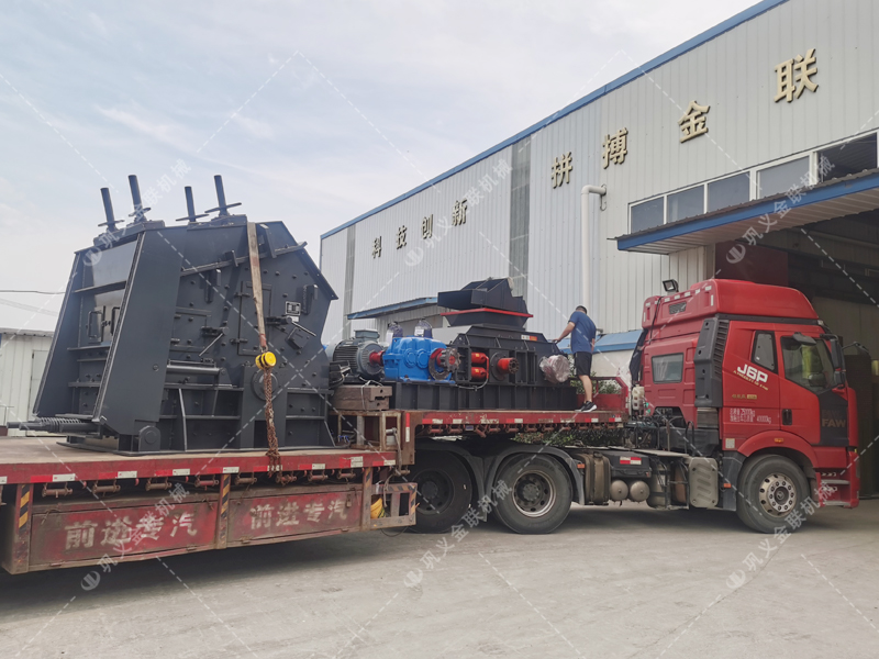 1000*700液壓對(duì)輥制砂機(jī)，1210反擊破發(fā)往四川