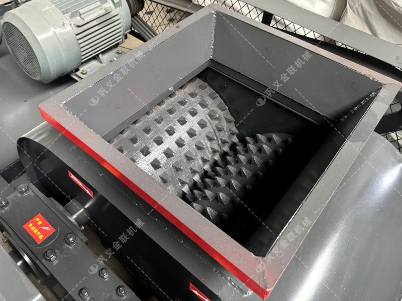 雙齒輥破碎機(jī)真的能“干濕通破”嗎?它的工作原理是什么<div id=
